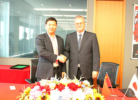 三一重機ユウ社長（左）と握手するキルヒマン社長