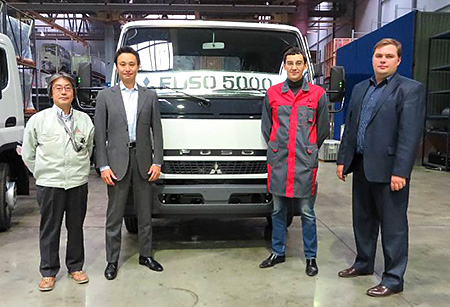 「キャンター」生産5,000台を祝う関係者