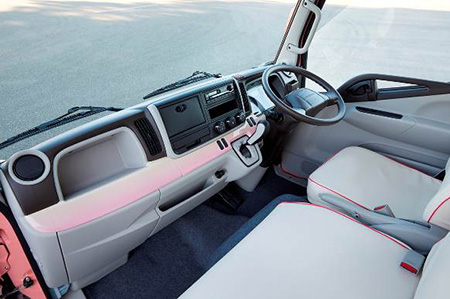 小型トラック 「キャンター エコ ハイブリッド　Canna（カンナ）」（参考出品)