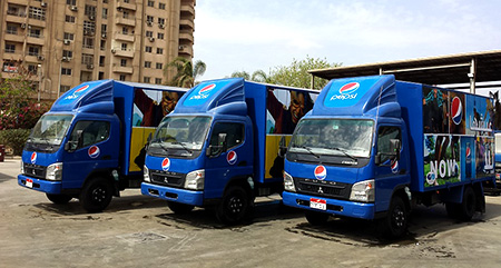 飲料メーカー各社に納入した小型トラック「キャンター」