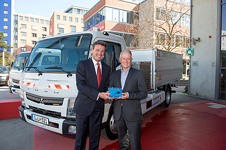 「キャンター E-CELL」の引き渡しイベントの様子