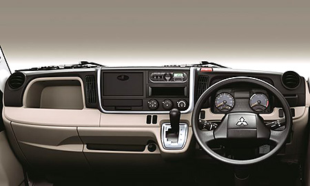 ブラックとシルバーを基調としたインストルメントパネル