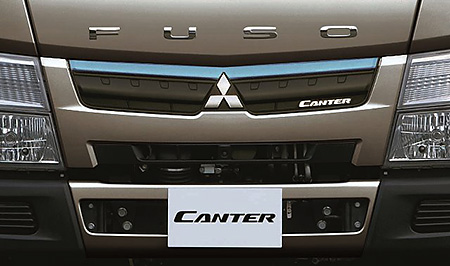 ブルーラインを配したフロントグリル